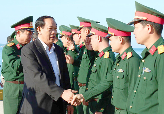Chủ tịch UBND tỉnh Đinh Văn Thu thăm các chiến sĩ đang công tác tại xã đảo Tân Hiệp. Ảnh: MINH HẢI