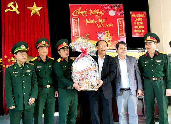 Chủ tịch UBND tỉnh Đinh Văn Thu tặng quà cho Tiểu đoàn Hỗn hợp 70 - BCH Quân sự tỉnh. Ảnh: MINH HẢI