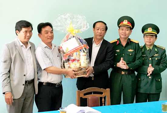 Chủ tịch UBND tỉnh Đinh Văn Thu tặng quà tết cho UBND xã Tân Hiệp. Ảnh: MINH HẢI
