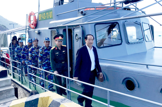 Chủ tịch UBND tỉnh Đinh Văn Thu kiểm tra tàu Hải đội 2 - Bộ đội Biên phòng tỉnh. Ảnh: MINH HẢI