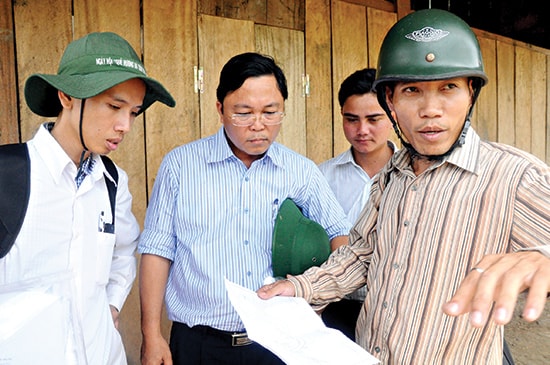 Trần Ngọc Hiên (ngoài cùng bên trái) trong đợt làm việc của Phó Chủ tịch UBND tỉnh Lê Trí Thanh tại xã Trà Nam.Ảnh: Nguyễn Dương