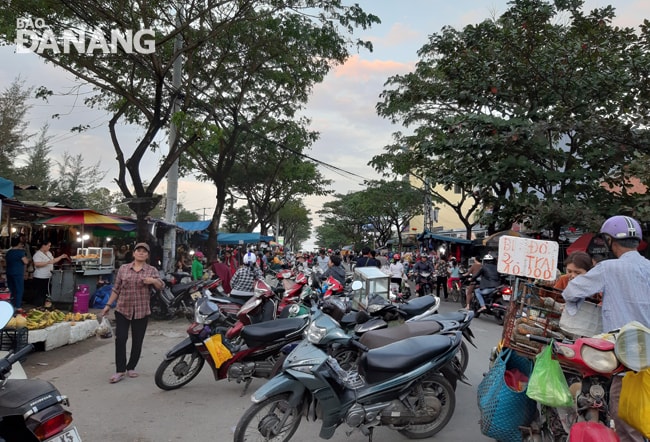 Các sạp hàng và xe máy chiếm gần hết lối đi. Ảnh: NGUYỄN CHI