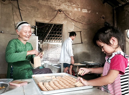 Làm bánh in ngày tết.  Ảnh: Xuân Hiền