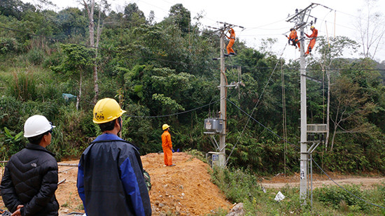 CBCNV PC Quảng Nam làm việc không kể ngày đêm để kịp cấp điện trước Tết Kỷ Hợi cho đồng bào các xã A Xan, Ga Ri.