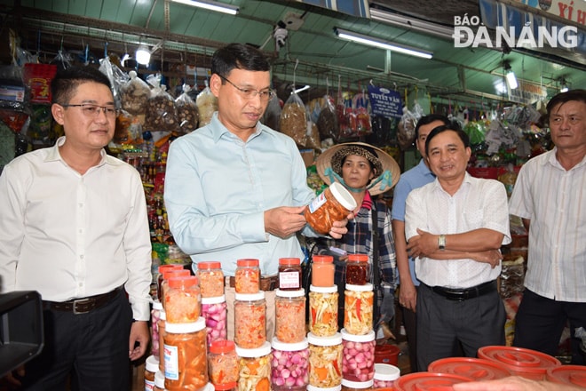 Phó Chủ tịch UBND thành phố Hồ Kỳ Minh (thứ 2 từ trái qua) kiểm tra giá cả hàng hóa tại chợ Cồn.