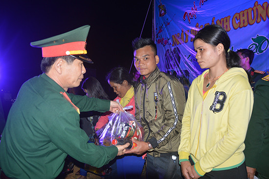 Bộ CHQS tỉnh tặng quà tết cho bà con nhân dân xã A Nông, huyện Tây Giang.