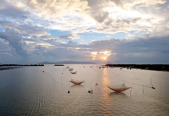 Nhìn ra biển. Ảnh: Nguyễn Hữu Khiêm