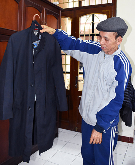 Phó Giáo sư, tiến sĩ Hà Văn Phúc với chiếc áo măng tô san, do các đồng chí Đảng Cộng Sản Nhật Bản mua tặng năm 1973.