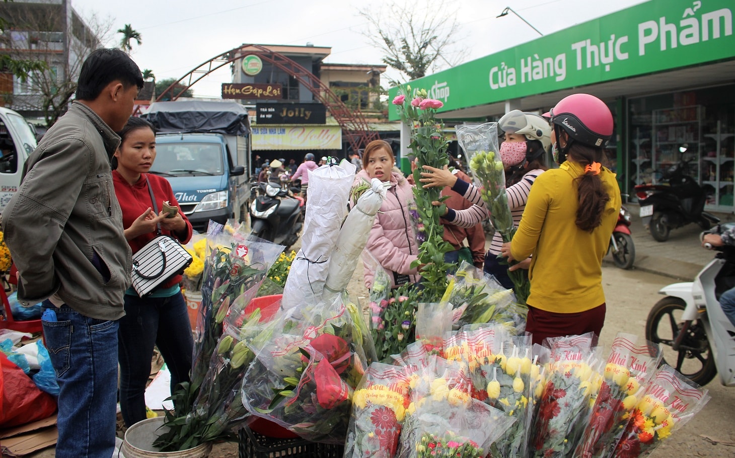 Bông cúng hút khách vào dịp tết. Ảnh: THANH THẮNG