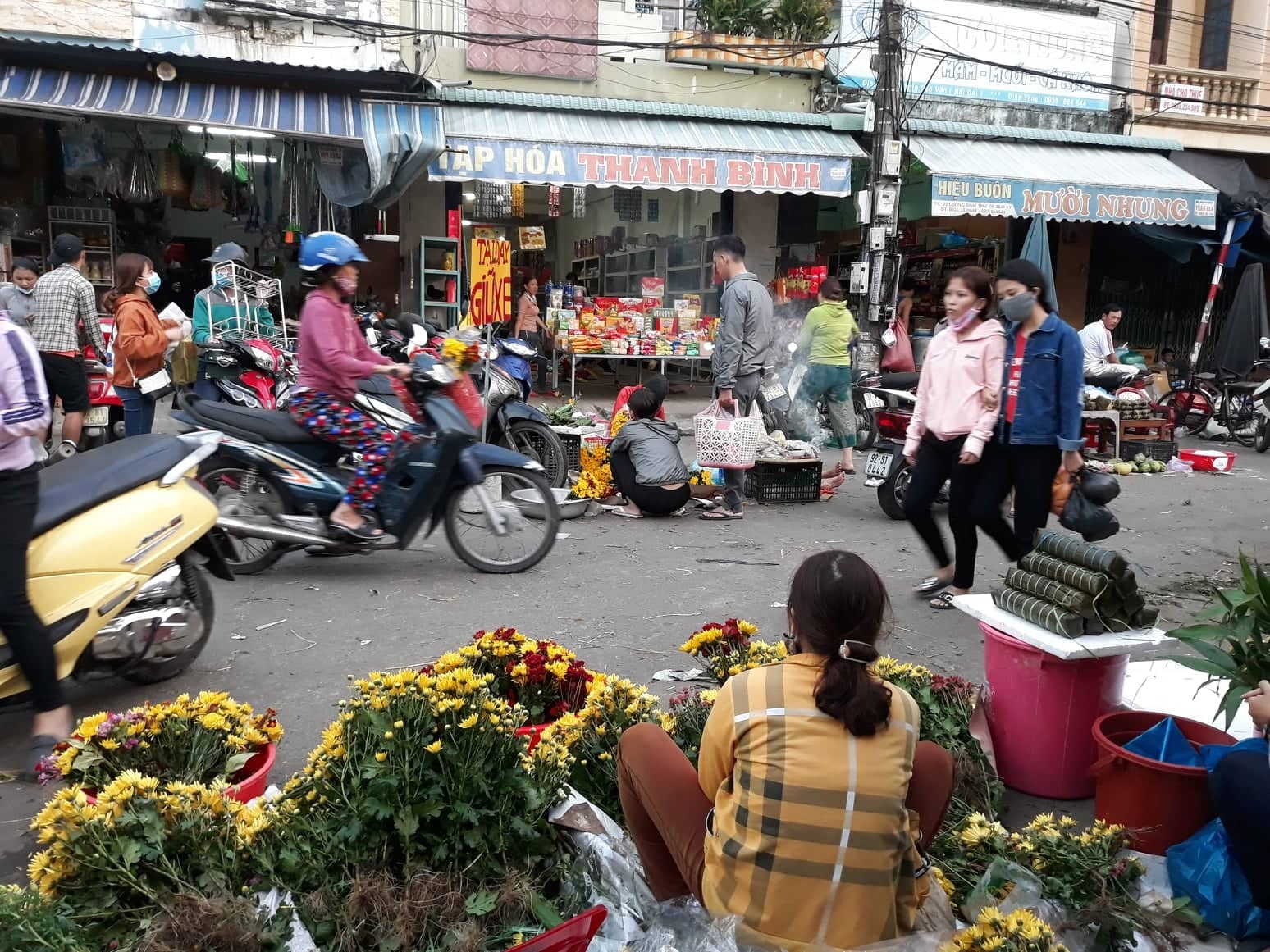 Tuy người đi mua sắm tết đã vắng hơn nhưng các sạp hàng bán các vật dụng thiết yếu với mọi gia đình trong dịp tết vẫn có người mua. Ảnh: B.A