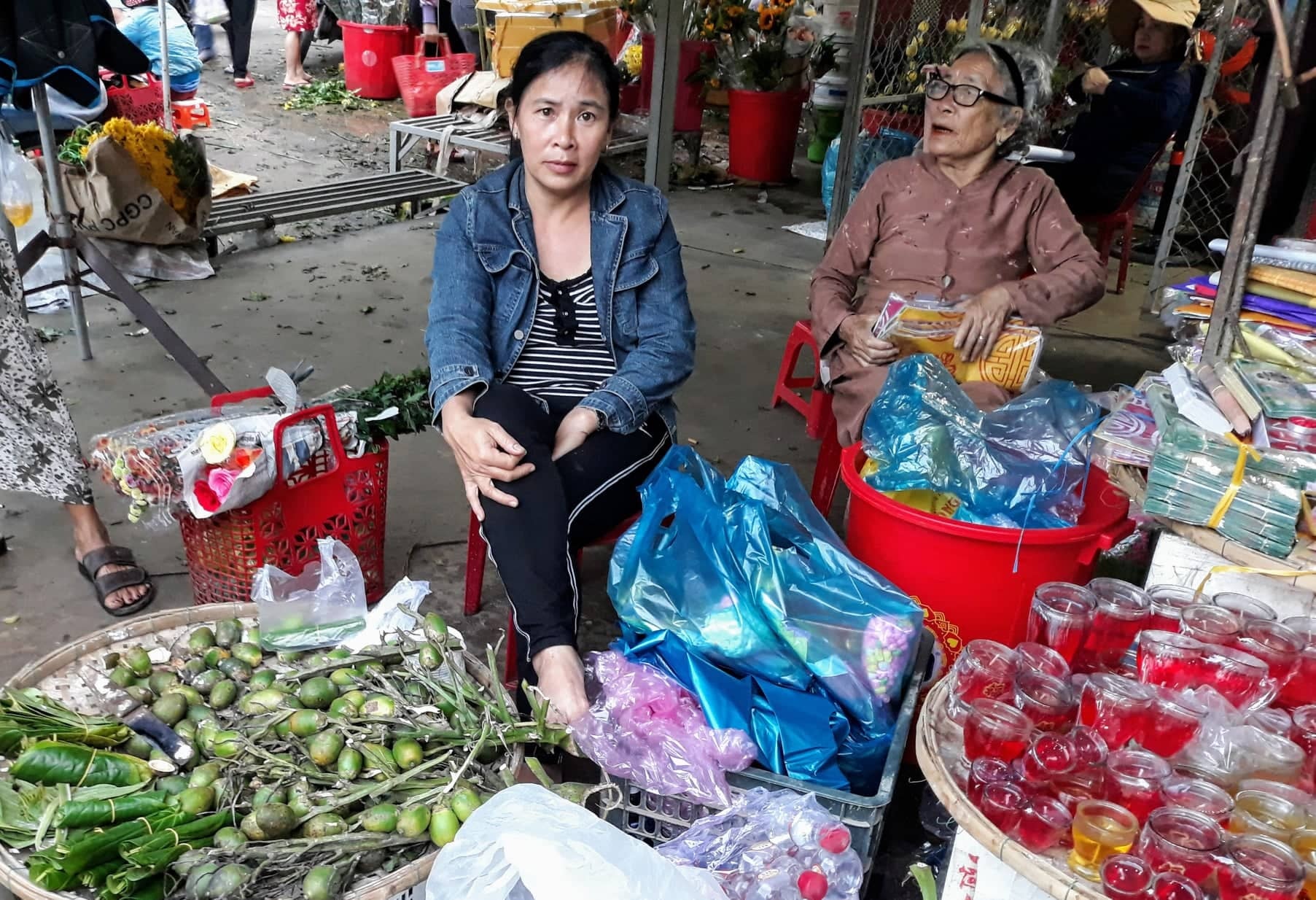 Trầu cau, hương đèn bán ở chợ chiều 30 tết. Ảnh: B.A