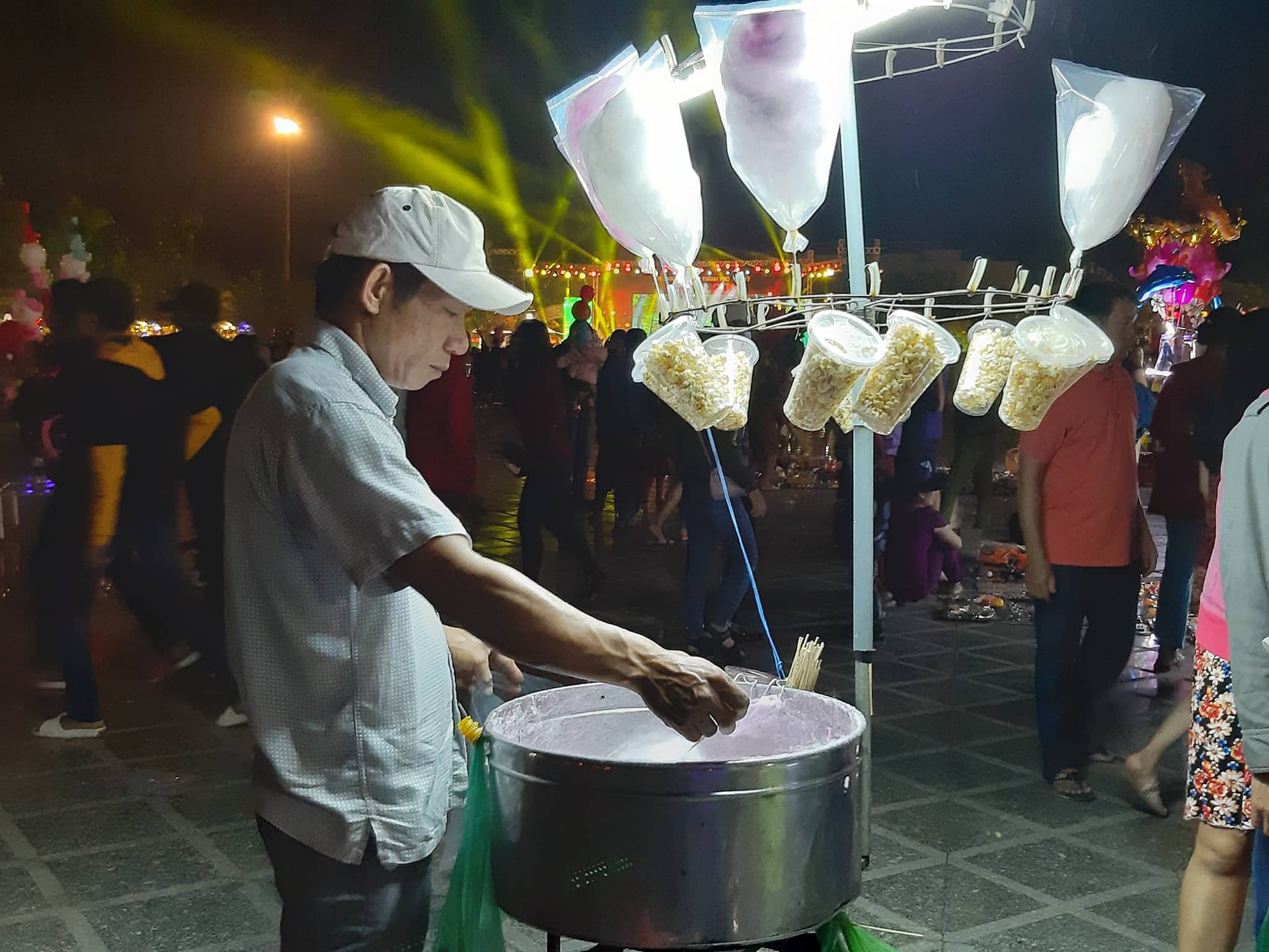 Một người mưu sinh trong đem giao thừa. Ảnh: THANH THẮNG