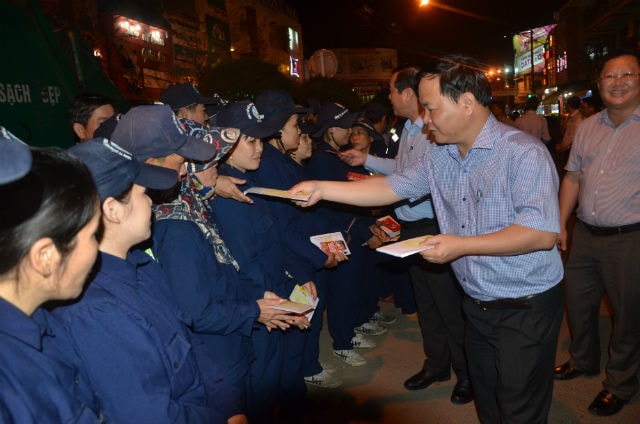 Lãnh đạo TP. Tam Kỳ tặng lì xì công nhân môi trường