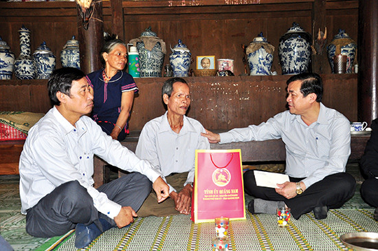 Bí thư Tỉnh ủy Phan Việt Cường (bên phải) tìm hiểu đời sống người dân vùng cao. Ảnh: Vinh Anh