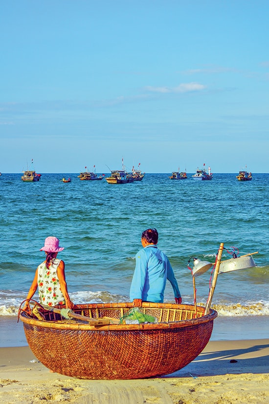 Chiếc thúng chai gắn liền với nghề biển.  Ảnh: Phương Thảo