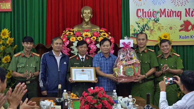 Trong đêm giao thừa lãnh đạo huyện Núi Thành đã đến chúc tết và khen thưởng Công an Núi Thành vì thành tích xuất sắc trong đấu tranh, phòng chống tội phạm dịp trước Tết. Ảnh: ĐOÀN ĐẠO