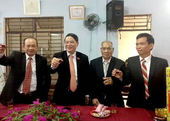 Đồng chí Nguyễn Đức Hải (thứ hai từ trái sang) chúc mừng năm mới Chi bộ Khối phố 4. Ảnh: PHAN VINH