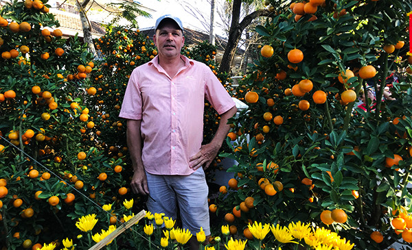 A foreigner living in Hoi An at a flower market.