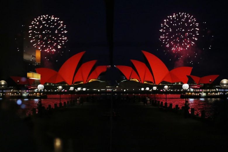 Nhà hát Opera tại Sydney, Australia chuyển màu đỏ rực trong đêm giao thừa. Ảnh: EPA