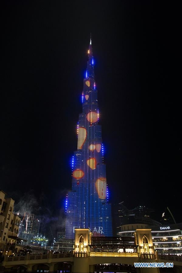 Trình diễn ánh sáng chào đón năm Kỷ Hợi tại Burj Khalifa, tòa nhà cao nhất thế giới tại Các Tiểu vương quốc Ả Rập Thống nhất (UAE). Ảnh: Xinhua