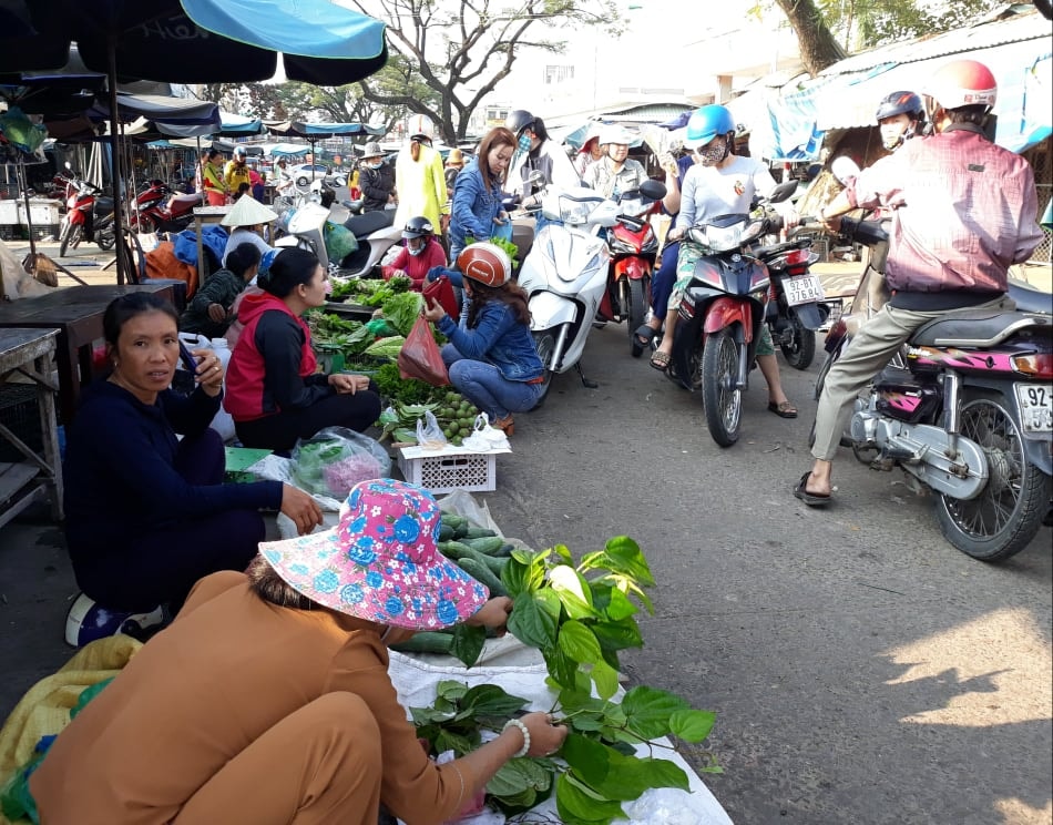 Sáng mùng 2 tết, chợ Tam Kỳ đã nhóm họp trở lại. Ảnh: C.N