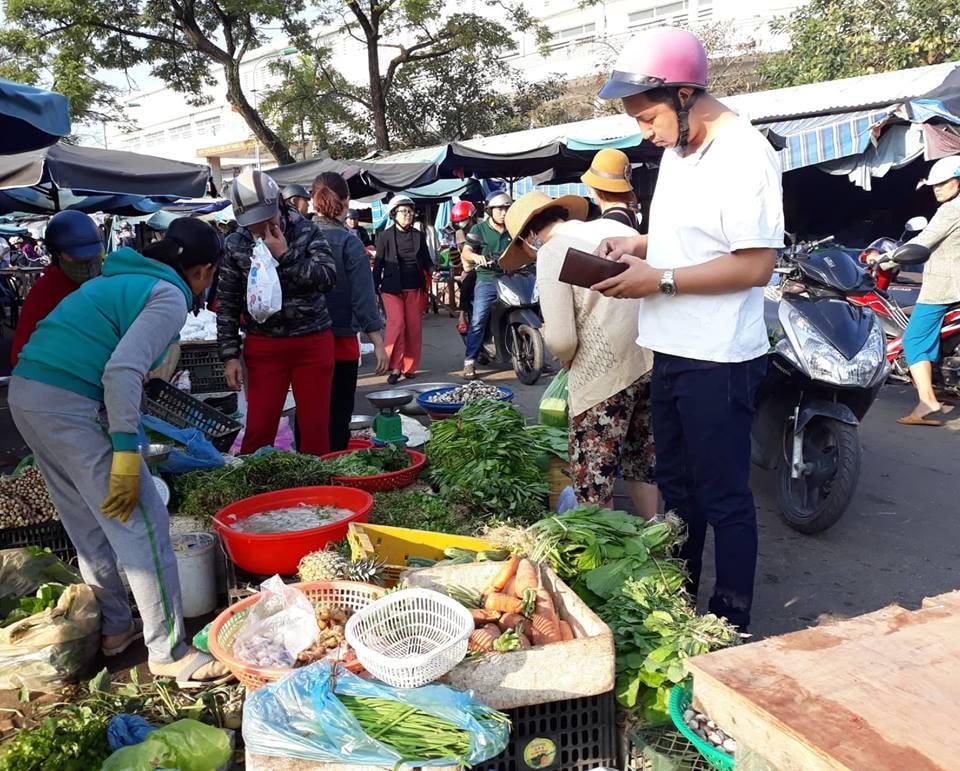 Rau xanh được bán khá nhiều. Ảnh: C.N