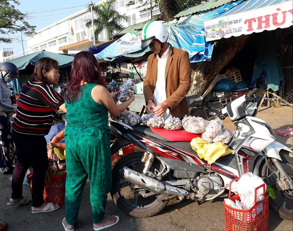 Nấm rơm và các loại rau quả trong vườn nhà giá khá rẻ. Ảnh: C.N