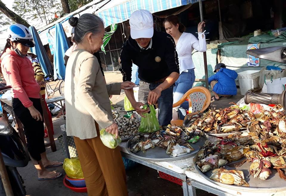 Hàng thủy sản phong phú. Ảnh: C.N