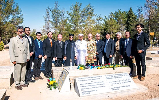 GS. Nguyễn Đăng Hưng cùng các thành viên đoàn hành hương chụp ảnh lưu niệm sau buổi lễ tri ân.