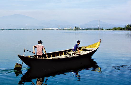 Đường trục chính ven biển (nối tuyến 129) hoàn thành sẽ giúp người dân đi lại thuận lợi hơn. Ảnh: Phương Thảo