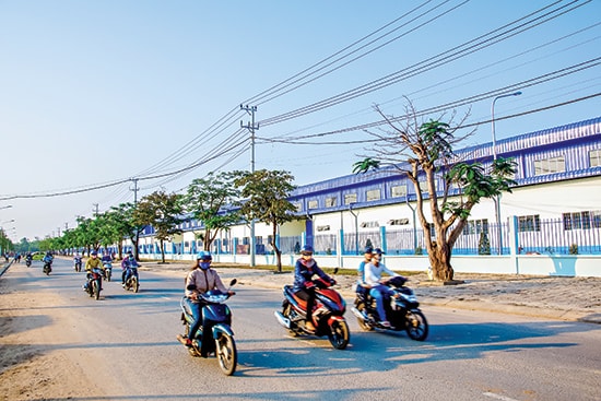 Làm việc trong môi trường công nghiệp, lao động miền núi đang từng bước hòa nhịp sống thị thành. Ảnh: Phương Thảo