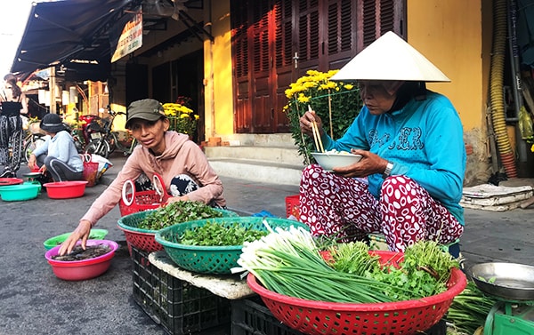 Đến phiên chợ mở hàng tranh thủ lót bụng cho ấm. Ảnh: MINH HẢI