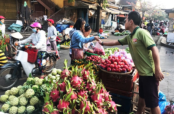 Các mặt hàng trái cây cũng nhộn nhịp. Ảnh: MINH HẢI