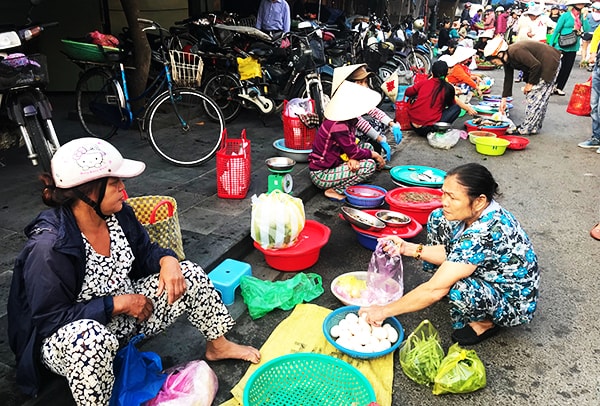 Dọc theo đường vào chọ cũng chật kín hàng hóa của những người bản xứ bày bán phiên chọ mở hàng. Ảnh: MINH HẢI