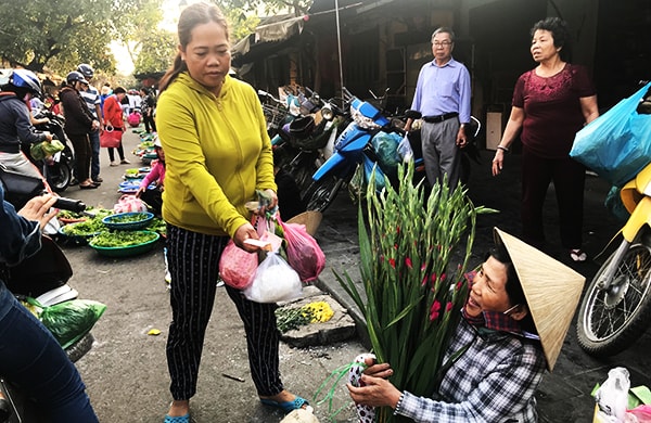 Dường như hoa tươi là thứ bán chạy nhanh nhất. Ảnh: MINH HẢI