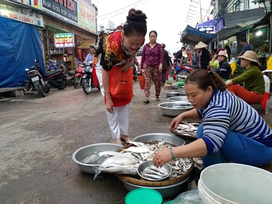 Vừa đến chợ, nhiều người đã tìm mua cá mương để cầu may mắn. Ảnh: T.T