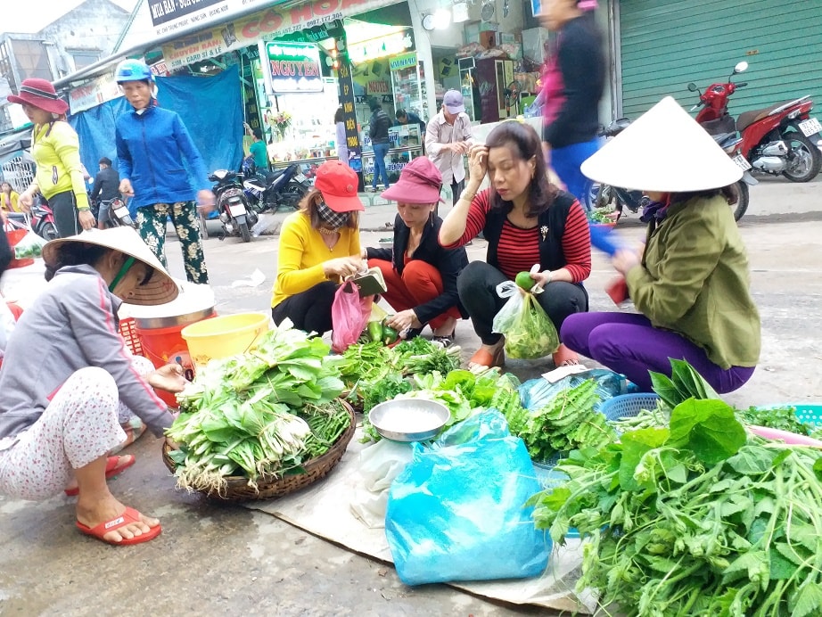 Hàng tươi sống như rau, củ, quả luôn được các bà nội trợ lựa chọn hàng đầu. Ảnh: T.T