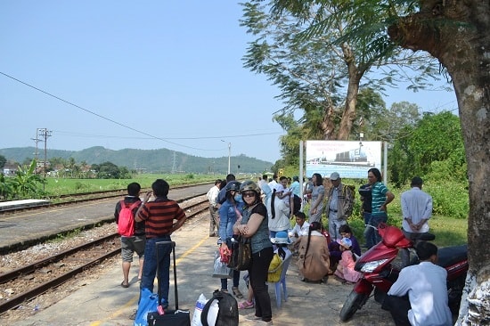 Sốt ruột chờ tàu đến. Ảnh: CT