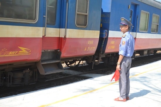 Nhân viên ga Trà Kiệu ra hiệu, tàu bắt đầu rời sân ga hướng vào ga Tam Kỳ. Ảnh: CT