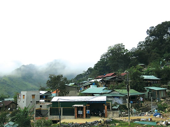 Nóc Tắc Ngo thôn 3 Trà Linh, nơi coi là giàu nhất huyện. Ảnh: Trung Việt