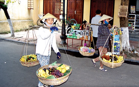 Gánh hàng rong của nhiều phụ nữ từ Duy Xuyên qua Hội An mưu sinh. Ảnh: Phương Thảo