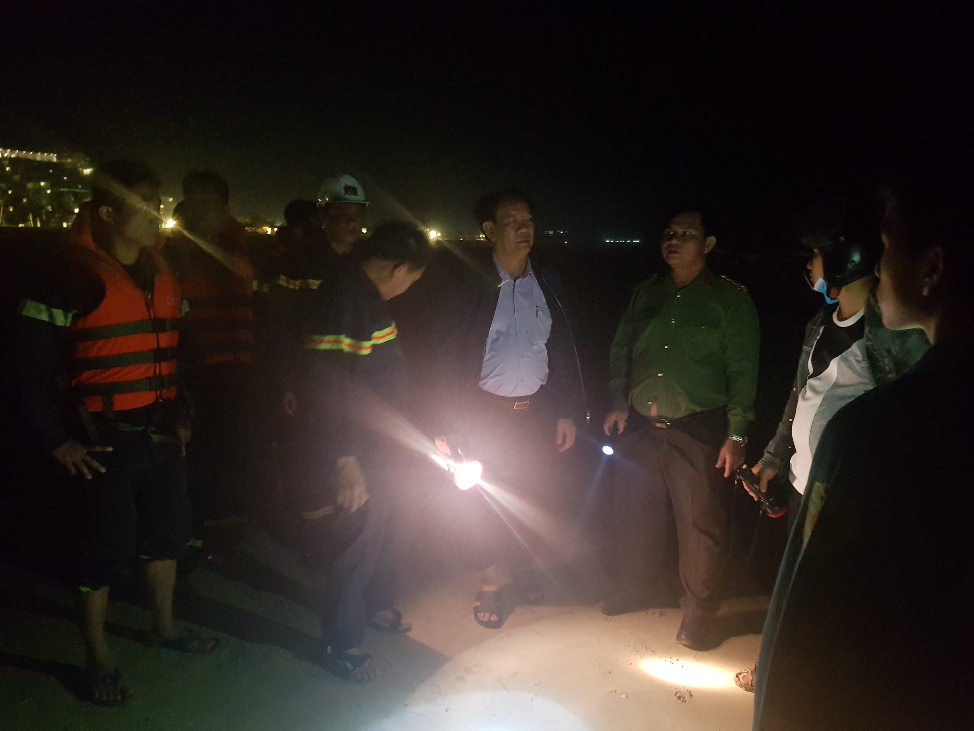Chủ tịch UBND tỉnh Đinh Văn Thu chỉ đạo công tác cứu nạn tại biển Bình Minh. 