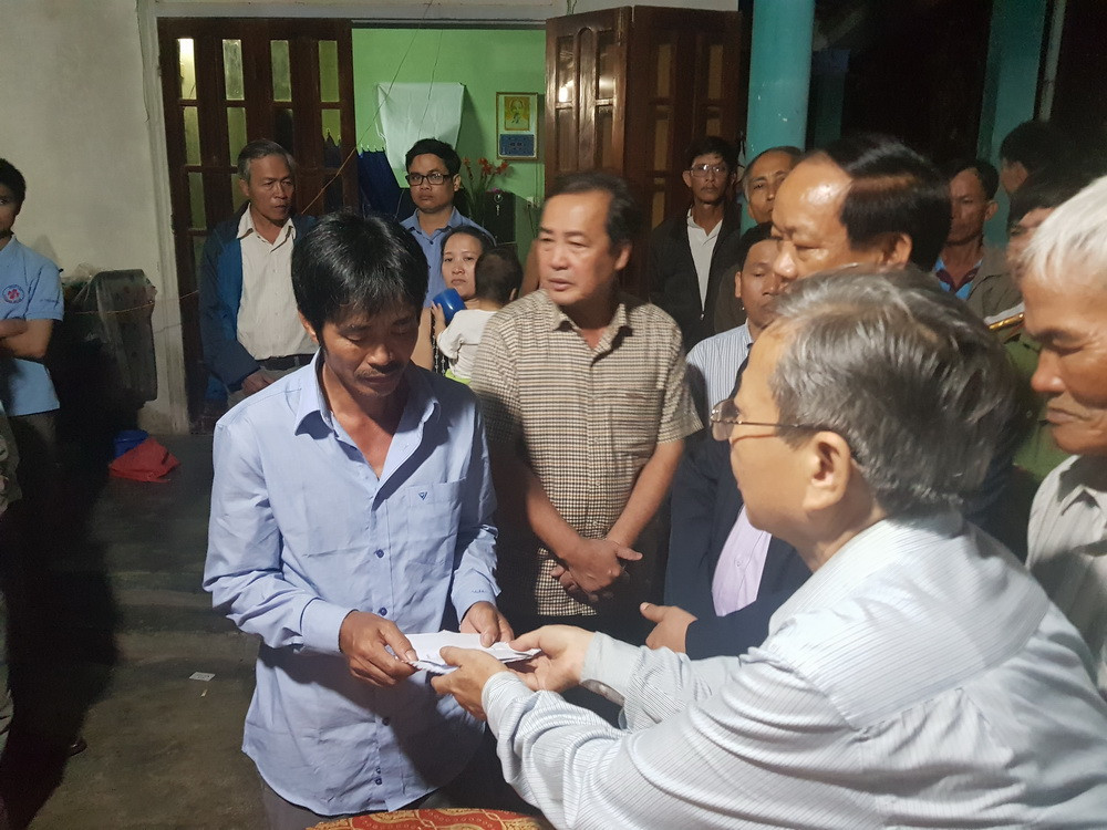 các đôngf chí lãnh đạo tỉnh, huyện Thăng Bình đến gia đình các nạn nhân tại xã Bình Định Bắc thăm hỏi, động viên 