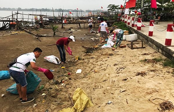 Rác lớp lớp mé sông. Ảnh: MINH HẢI