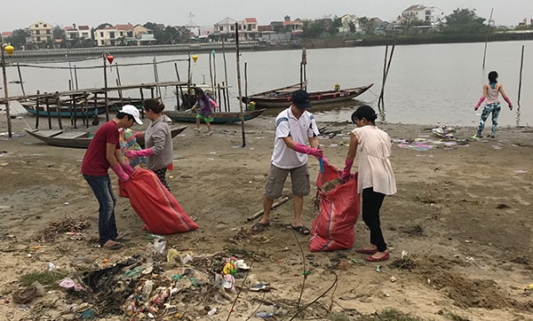 Chuyện nhặc rác vào thứ 7 hằng tuần tại Hội An đang được nhiều tình nguyện viên hưởng ứng và đăng ký tham gia . Ảnh: MINH HẢI