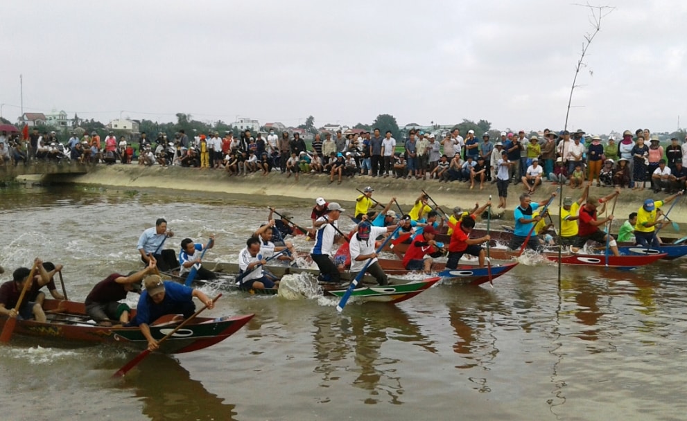 Các thuyền đua nam tranh tài rất quyết liệt.