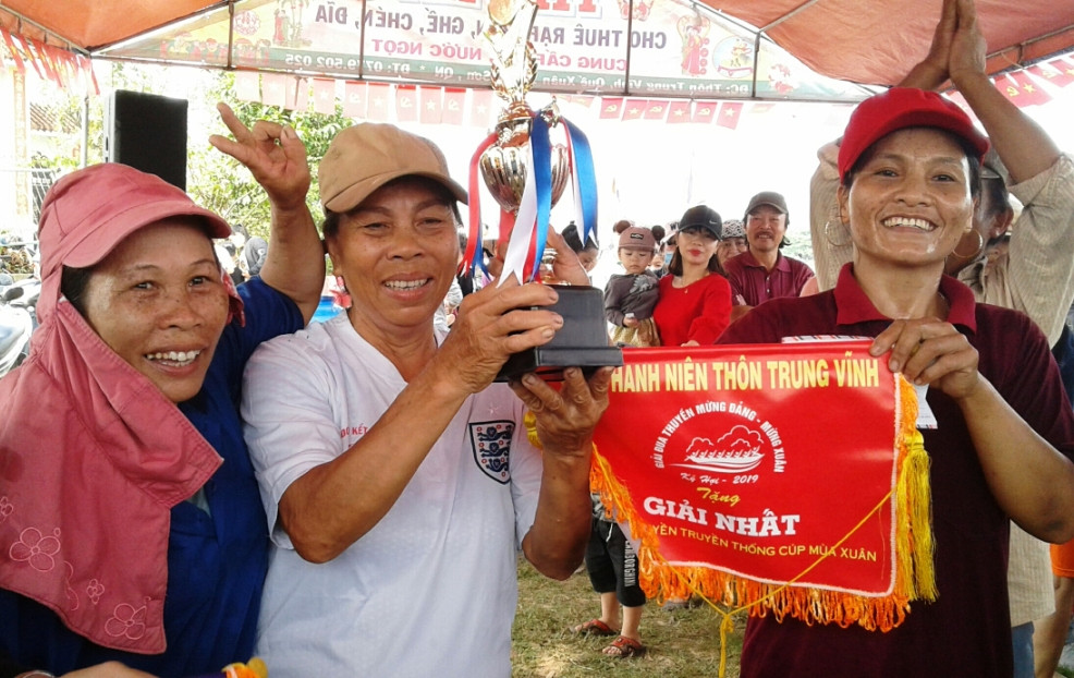 Niềm vui của đội thuyền đua nữ tổ đoàn kết số 2 (thôn Trung Vĩnh, xã Quế Xuân 1) khi giành giải Nhất.
