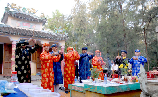Các bậc cao niên trong làng tham gia nghi thức cúng. Ảnh: VINH QUÂN
