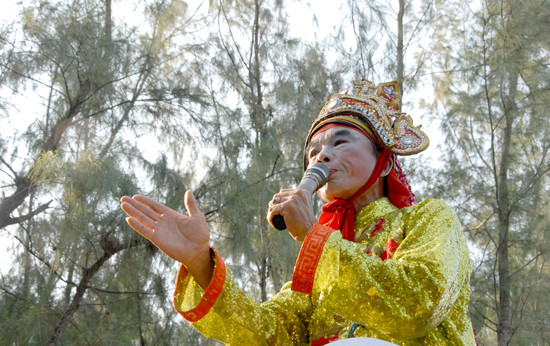 Đây là lần đầu tiên nghệ thuật hát bả trạo được biểu diễn ở lễ cầu ngư thôn Lộc Đông. Ảnh: VINH QUÂN