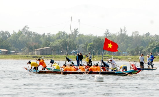 Dù là giải phong trào nhưng các đội đua vẫn nỗ lực hết sức để tạo khí thế cho giải. Ảnh: VINH QUÂN